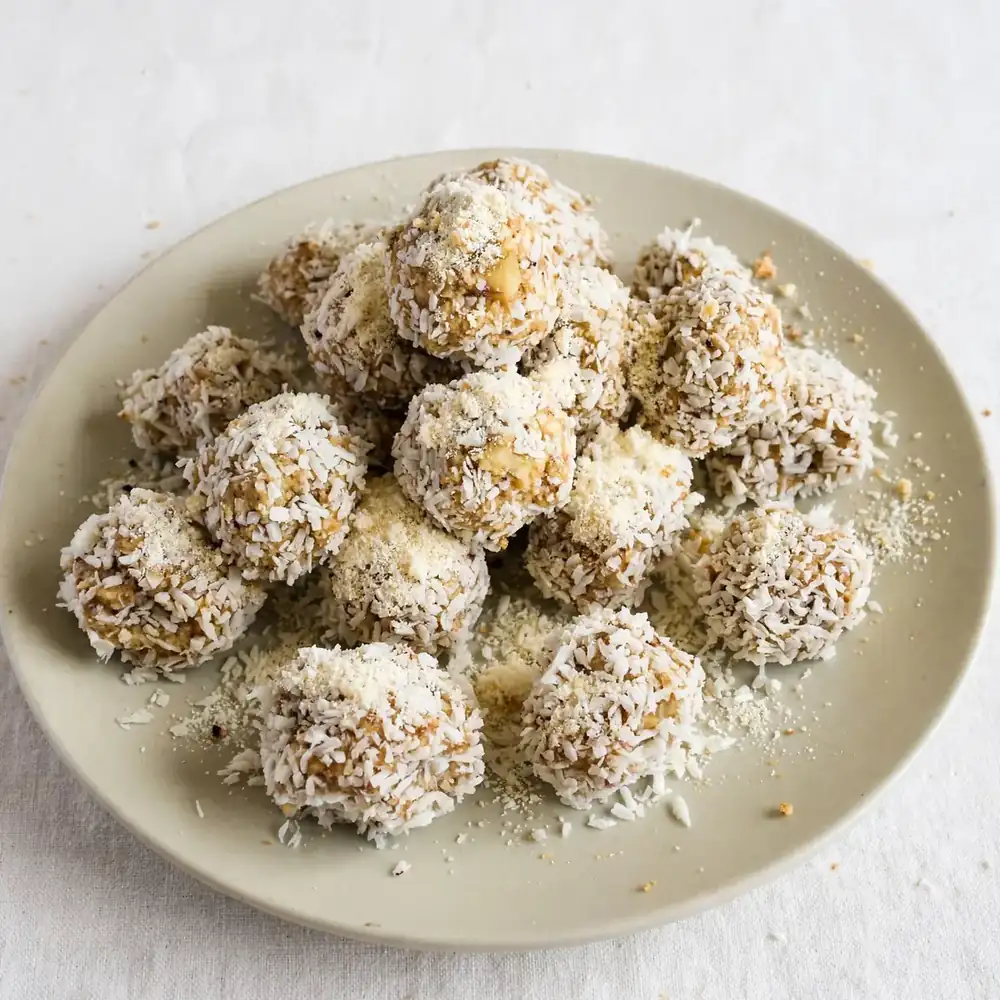 Banane-Bällchen mit Kokos-Protein-Pulver