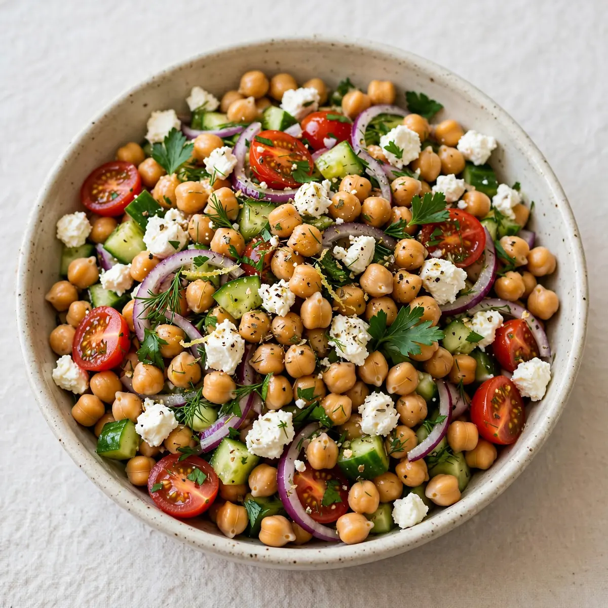 Proteinreicher Kichererbsen-Feta-Salat