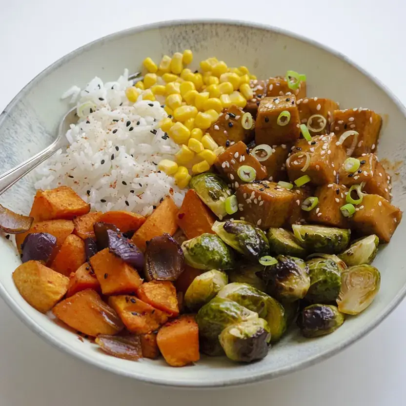 Süßes Tofu-Gemüse-Bowl mit Rosenkohl