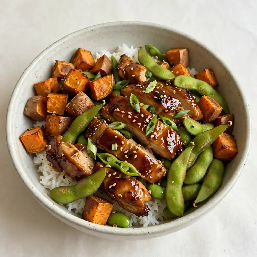 Süßkartoffel Teriyaki Hähnchen Bowl mit Edamame
