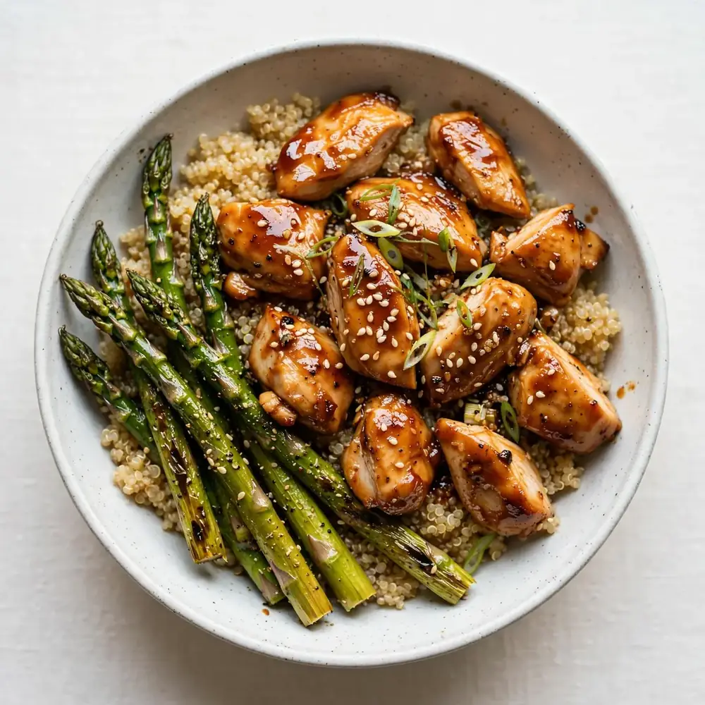 Teriyaki Hähnchen Bowl mit Quinoa und geröstetem Spargel