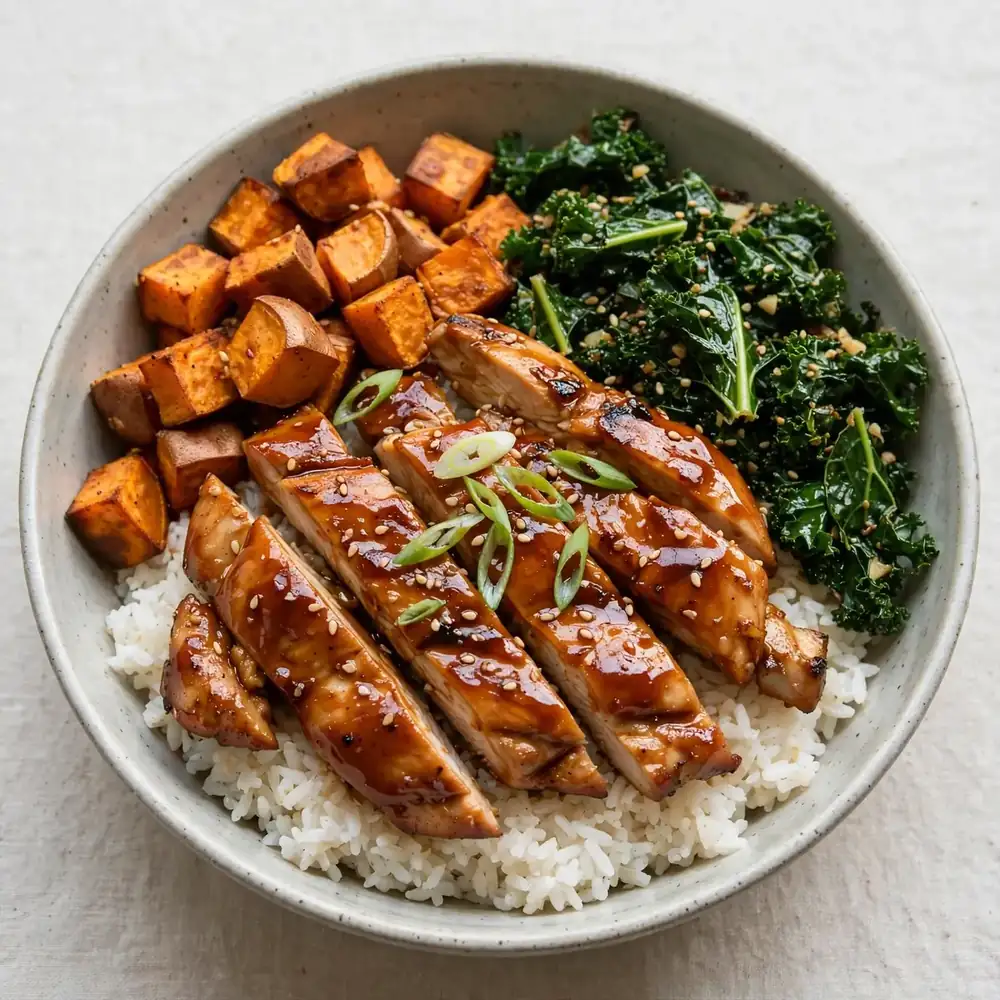 Teriyaki Hähnchen Bowl mit Süßkartoffel und Grünkohl